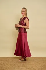 Pollera midi de satén color bordó, cortada al bies, con silueta evasé fluida y elegante.