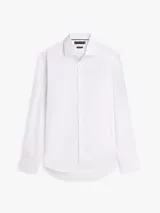 Camisa blanca de corte slim, confeccionada en sarga de mezcla de algodón elástico, con cuello italiano, mangas largas con puño y cierre frontal de botones.