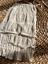 Top beige con cuello halter y volados.