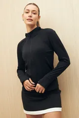 Campera deportiva negra de manga larga, con cuello alto y cierre frontal. Presenta costuras raglán y puños con abertura para el pulgar.