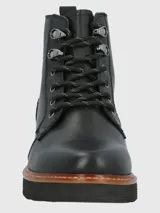 Bota acordonada de estilo urbano, confeccionada en cuero negro con detalles de costuras visibles en la suela. Presenta ojales metálicos, cordones al tono y una suela de plataforma dentada que aporta altura y confort.