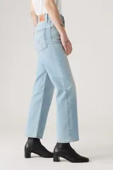 Jean de corte recto y tiro alto, con diseño de cinco bolsillos y cierre frontal con botones. Presenta un lavado claro y acabado clásico.