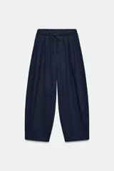 Pantalón balloon de algodón color crudo, con tiro medio, cintura elástica ajustable con cordón y bolsillos laterales.