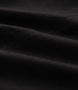Pantalón masculino de sarga de algodón en color negro, con corte baggy balloon de piernas amplias y leve ajuste en los puños. Diseño de acabado liso, con amplios bolsillos delanteros y llavero removible en la cintura.