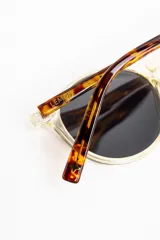 Lentes de sol polarizados con armazón carey de diseño redondo y lentes marrones.