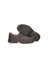 Zapato tipo mocasín slip-on para hombre, color gris oscuro o marrón oscuro, confeccionado en cuero suave. Presenta costuras visibles en contraste en color marrón claro y suela de poliuretano inyectada.