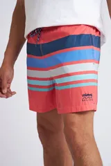 Short de baño con cintura elástica y cordón ajustable, confeccionado en tela ligera de secado rápido. Presenta un estampado botánico integral en tonos amarillos, blancos y azules, con dos bolsillos delanteros y uno posterior.