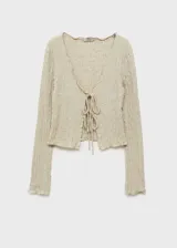 Cardigan de manga larga con textura arrugada, cuello en pico y cierre frontal mediante lazos. Confeccionado en tejido mezcla de algodón.