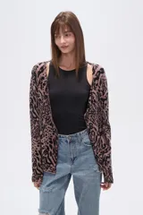 Cardigan de punto con estampado animal print en tonos rosado y negro, de manga larga y escote en V.