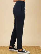 Pantalón deportivo recto color azul marino, con cintura ajustable con cordón.