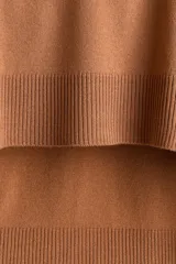 Sweater de punto fino color marrón, de cuello redondo con ribetes en canalé. Presenta un diseño que incluye un fular a juego anudado alrededor de los hombros, simulando el efecto de otro jersey sobrepuesto.