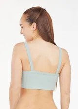 Bralette de tela acanalada color negro, con escote recto y tirantes anchos.