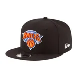 Gorra New Era modelo 9Fifty de los New York Knicks, color negro con visera plana y diseño estructurado. Cuenta con el logo bordado del equipo en el frente en relieve y el logotipo de New Era bordado en el lateral.