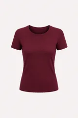 Camiseta de manga corta con cuello redondo, confeccionada en una mezcla de algodón y viscosa, de corte ajustado y diseño liso.