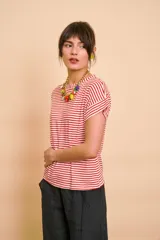 Remera de manga corta con diseño a rayas horizontales rojas y blancas, cuello redondo y corte holgado.