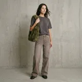 Cartera tipo tote de pelo sintético en color verde oliva, con diseño suave y voluminoso, ideal para llevar al hombro.