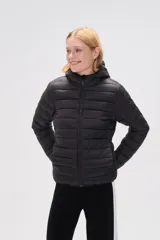 Campera puffer negra de nylon con capucha y cierre frontal.
