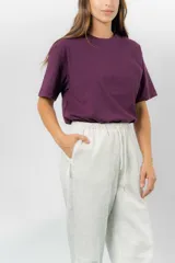 Pantalón jogger de calce relajado color bordó intenso, con cintura elastizada y lazo regulable. Cuenta con bolsillos laterales con cierre invisible y silueta recta levemente afinada.