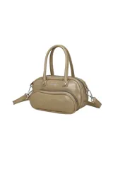 Cartera tipo morral y bandolera de cuero sintético en color beige, de formato rectangular con bordes redondeados. Cuenta con doble asa de mano, un compartimento principal con cierre, bolsillo frontal con cierre y herrajes metálicos plateados. Incluye correa ajustable y desmontable.