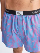 Boxer de algodón tejido con estampado gráfico de monograma en tonos vibrantes de azul y rosado. Presenta cintura elástica negra con logo Calvin Klein repetido y bragueta funcional.