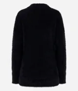 Suéter de punto color crema con cuello redondo y mangas largas ajustadas. Modelo slim alargado con efecto de pelitos.