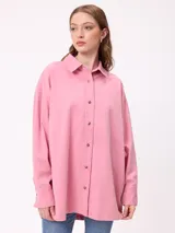 Camisa de manga larga con efecto lavado, corte oversize y cierre frontal con botones. Presenta cuello clásico y logo bordado en el pecho.