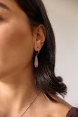 Aros colgantes de acero quirúrgico plateado con dije de piedra natural rosa en forma de lágrima.