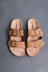 Sandalias Brokers Wear de color beige, con dos tiras ajustables con hebillas metálicas doradas y plantilla anatómica.