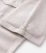 Camisa comfort masculina de lino y algodón color marrón, con cuello inglés, mangas cortas con vuelta, cierre frontal por botones y un bolsillo en el pecho.