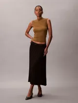 Falda midi plisada de crepé color negro, sin cierres y con cinturilla elástica distintiva con el logo de Calvin Klein.