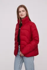 Campera roja de poliéster con diseño acolchado, cierre frontal con cremallera y cuello alto.