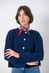 Cardigan celeste con cuello a la base, de lana, cashmere, acrílico y viscosa.
