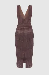 Vestido midi de punto color marrón oscuro, con escote en V profundo y diseño sin mangas. La parte superior presenta un tejido texturizado, mientras que la falda está compuesta por múltiples capas de flecos con sutiles destellos brillantes que aportan movimiento.