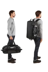 Bolso de lona Thule Chasm de 40 litros, color naranja, resistente a la intemperie. Cuenta con apertura de boca ancha, correas convertibles para usar como mochila y bolsillos internos de malla para organización.