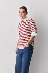 Remera a rayas horizontales rojas y beige, con mangas 3/4 y escote bote.