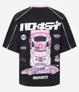 Remera de algodón negra con cuello redondo en color rosa, manga corta y diseño estilo racing. Presenta estampado frontal con personajes de Hello Kitty y Kuromi, junto con tipografía japonesa y detalles gráficos.