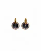 Aros tipo argolla con dije circular de resina negra y borde de strass, con estructura metálica dorada.