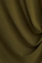 Top verde militar de punto suave con mangas japonesas, cuello redondo y frunces laterales que crean un efecto drapeado.