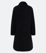 Campera alargada de sherpa color verde manzana, con cuello solapa, cierre cruzado con botones y bolsillos delanteros.