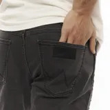 Pantalón de jean gris oscuro, de corte recto y tiro bajo.