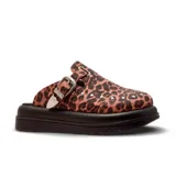 Zueco de plataforma con capellada de animal print de leopardo. Presenta una hebilla metálica decorativa con estilo western y tachas plateadas en el borde. Cuenta con una suela de goma negra con diseño dentado.