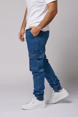 Pantalón jean de corte jogger con bolsillos cargo laterales y puños elásticos en los tobillos.