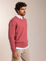 Sweater azul marino de algodón con cuello en V y logo bordado en el pecho.