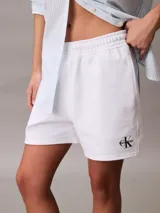 Shorts de talle alto confeccionados en mezcla de algodón y poliéster, con cintura elástica, bolsillos laterales y logo monograma de Calvin Klein bordado en el bajo.