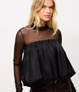 Blusa strapless de sat&eacute;n color negro, con dise&ntilde;o drapeado en el busto y corte abullonado en el ruedo.