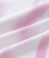 Remera oversized de algodón con teñido tie-dye en blanco y rosa. Presenta un cuello redondo y un estampado frontal con la palabra "Chaos" y un diseño de llamas en color rosado.