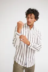 Camisa de hombre de corte slim, confeccionada en 100% algodón. Presenta un diseño de rayas verticales en tonos blanco, rojo y azul oscuro, con cuello clásico, cierre frontal abotonado y logo bordado en el pecho.