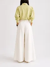 Pantalón wide leg de lino natural, color gris oscuro, de tiro alto con pinzas en la parte delantera y bolsillos laterales.