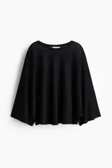 Top negro de punto transparente, con corte holgado, mangas murciélago tres cuartos, escote redondo y bajo recto.