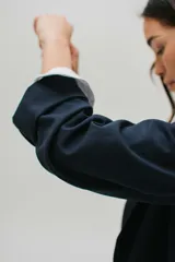 Blazer sastrero negro de corte recto.